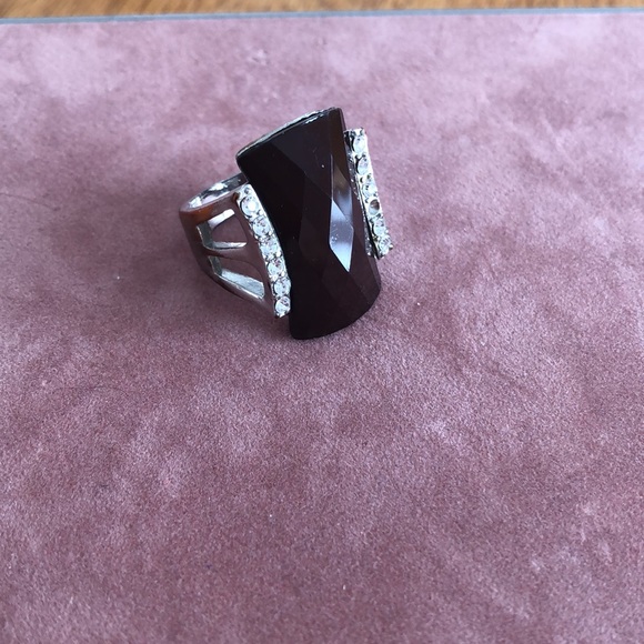 Black ring. - Picture 2 of 2